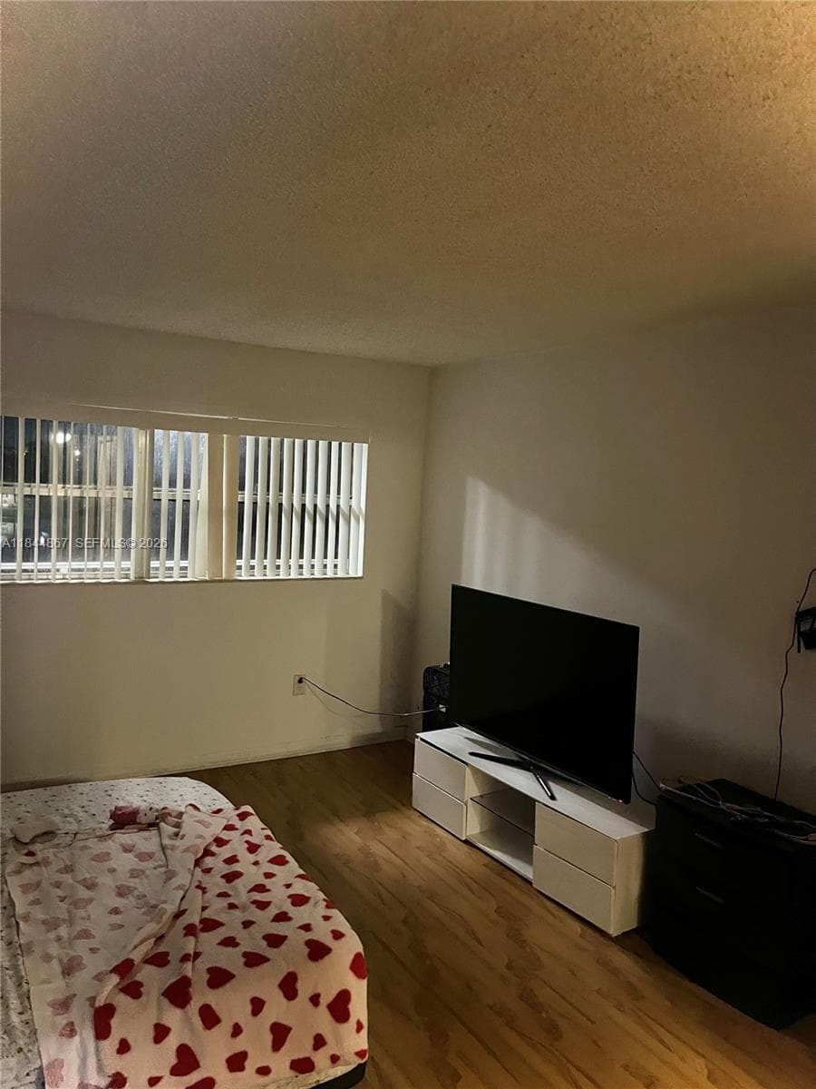 9359 Fontainebleau Blvd # F301, Miami FL 33172 — 7