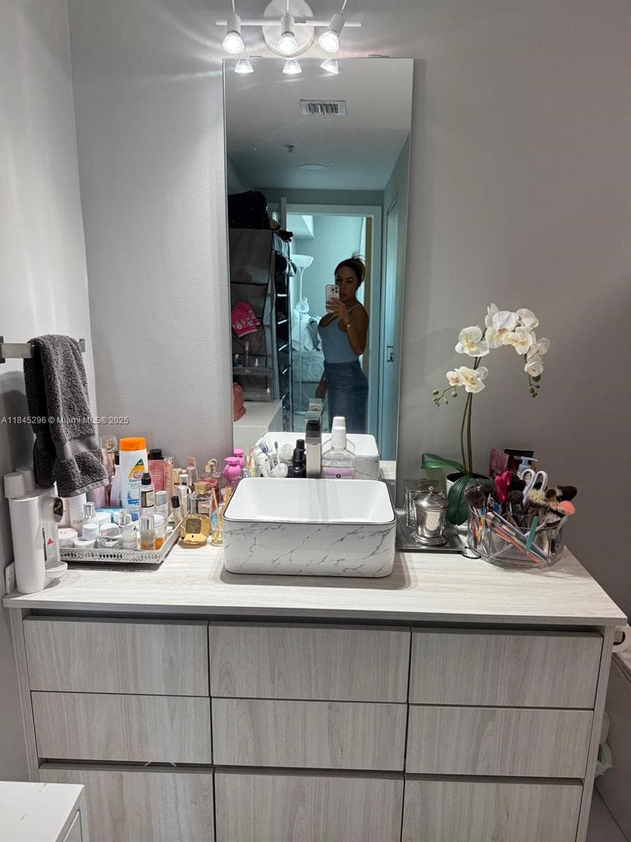 275 NE 18th St # 1405, Miami FL 33132 — 24