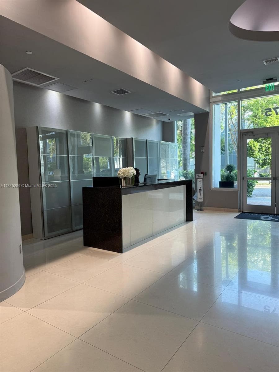 275 NE 18th St # 1405, Miami FL 33132 — 33