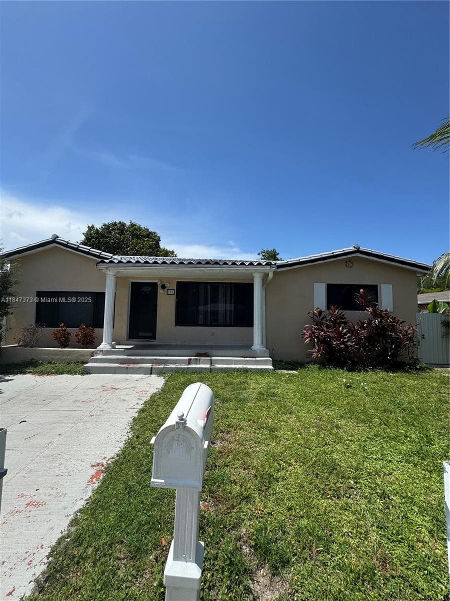 281 NE 169th St, North Miami Beach FL 33162 — 1