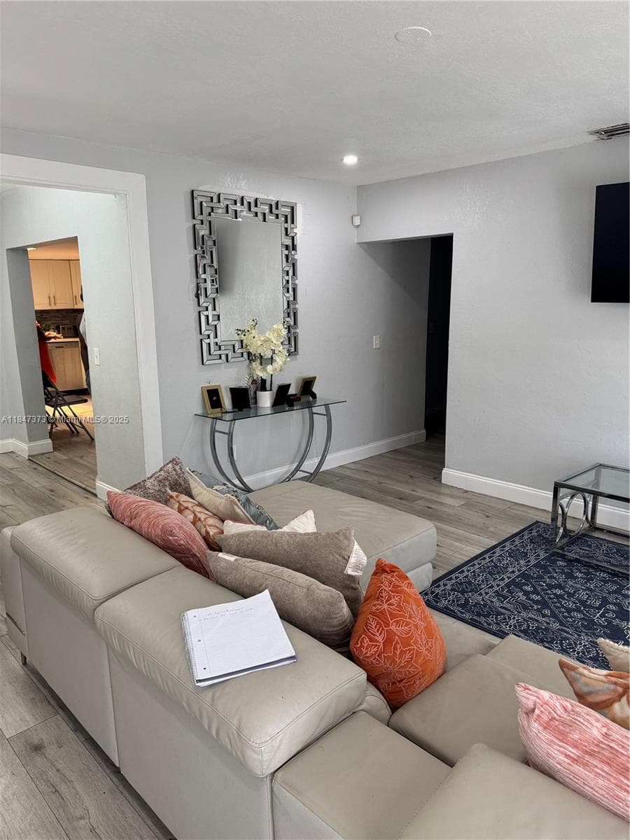 281 NE 169th St, North Miami Beach FL 33162 — 8