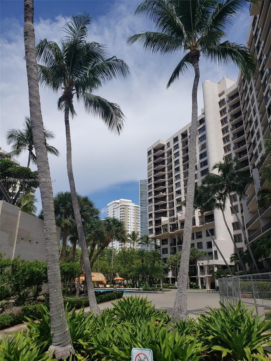 540 Brickell Key Dr # 1524, Miami FL 33131 — 34
