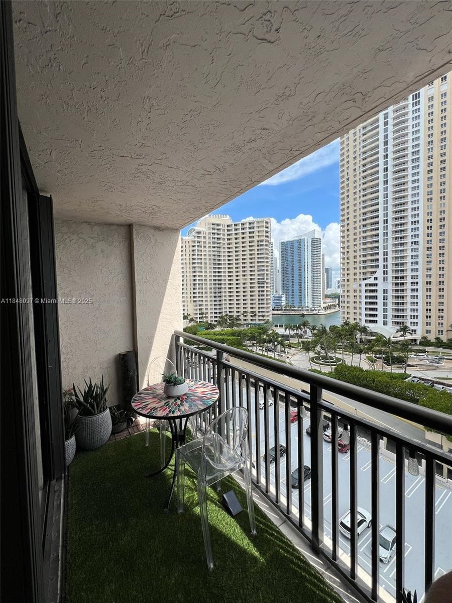 540 Brickell Key Dr # 1524, Miami FL 33131 — 21