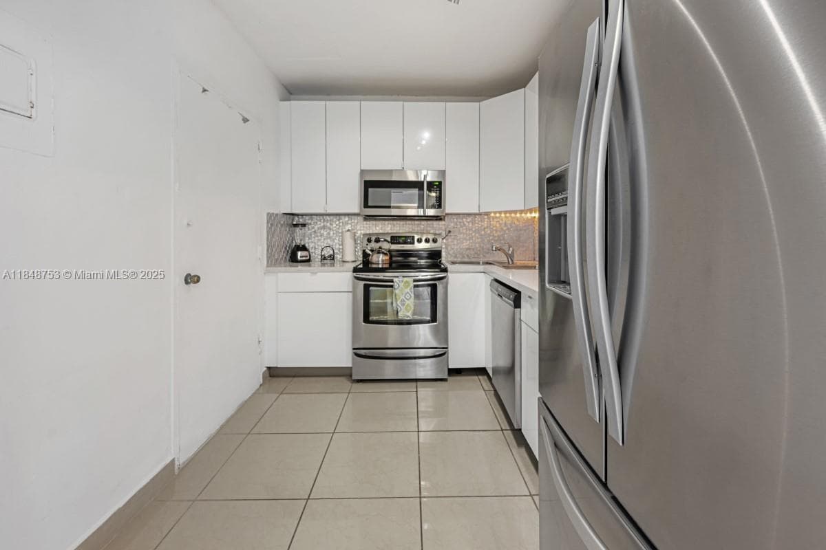 5601 Collins Ave # 511, Miami Beach FL 33140 — 17