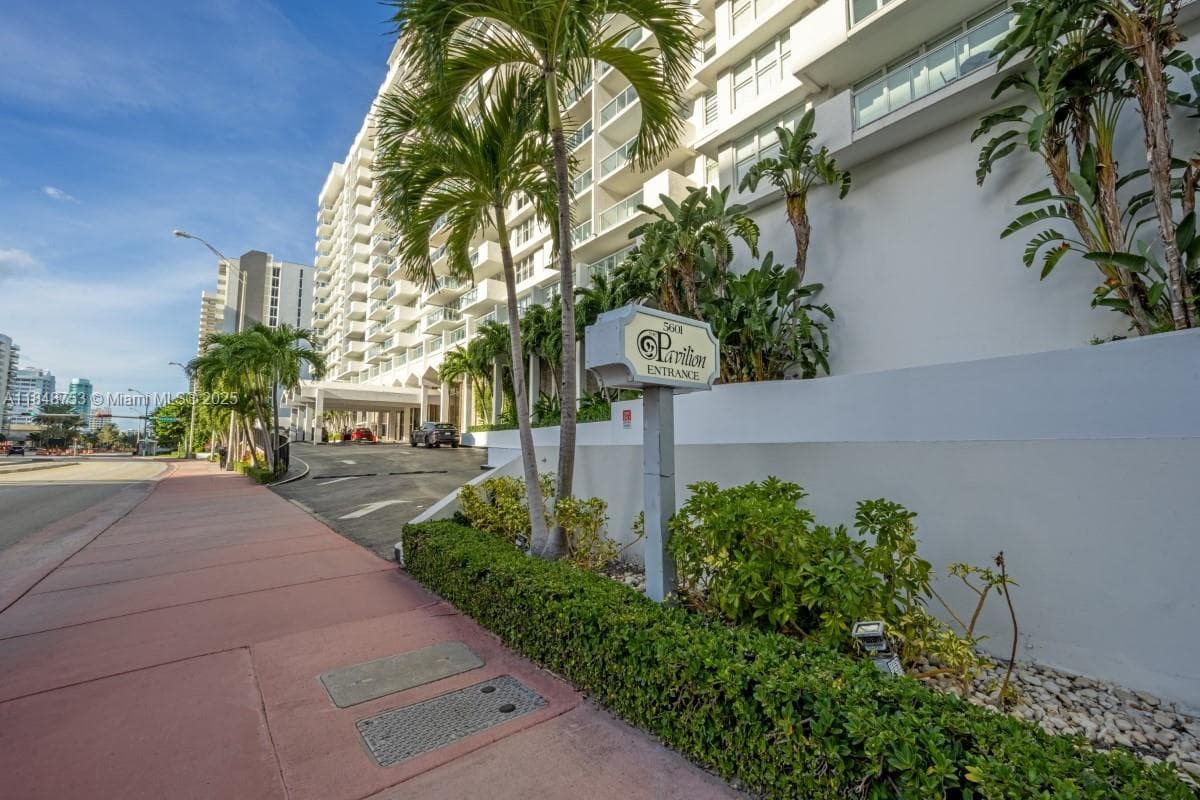5601 Collins Ave # 511, Miami Beach FL 33140 — 24