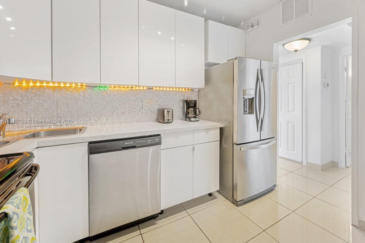 5601 Collins Ave # 511, Miami Beach FL 33140 — 18