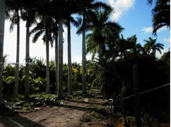 SW 212th Ave, Unincorporated Dade County FL 33034 — 2