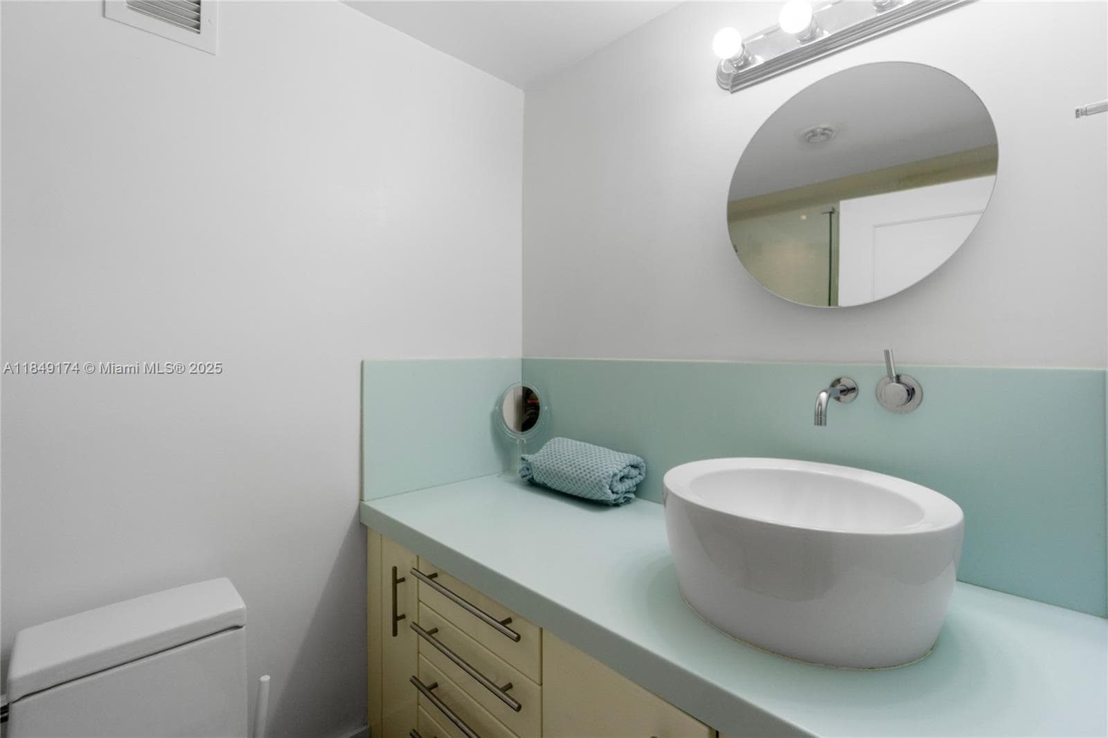 100 Lincoln Rd # 923, Miami Beach FL 33139 — 18