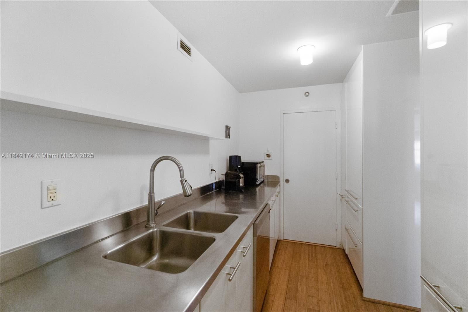 100 Lincoln Rd # 923, Miami Beach FL 33139 — 8