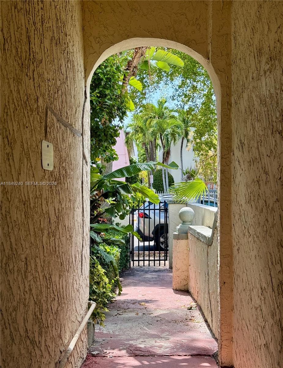 934 Michigan Ave # 304, Miami Beach FL 33139 — 23