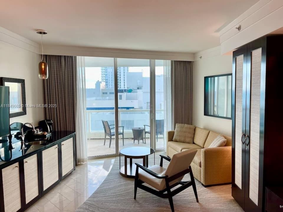 4391 Collins Ave # 918, Miami Beach FL 33140 — 3