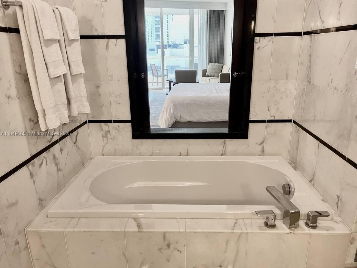 4391 Collins Ave # 918, Miami Beach FL 33140 — 4