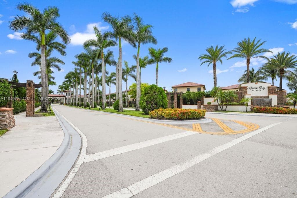 10016 NW 89th Ter, Doral FL 33178 — 2