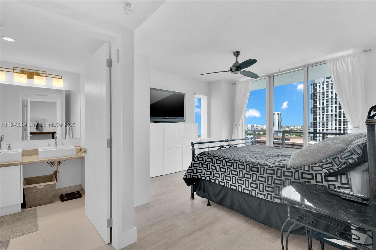 185 SW 7th St # 1901, Miami FL 33130 — 16