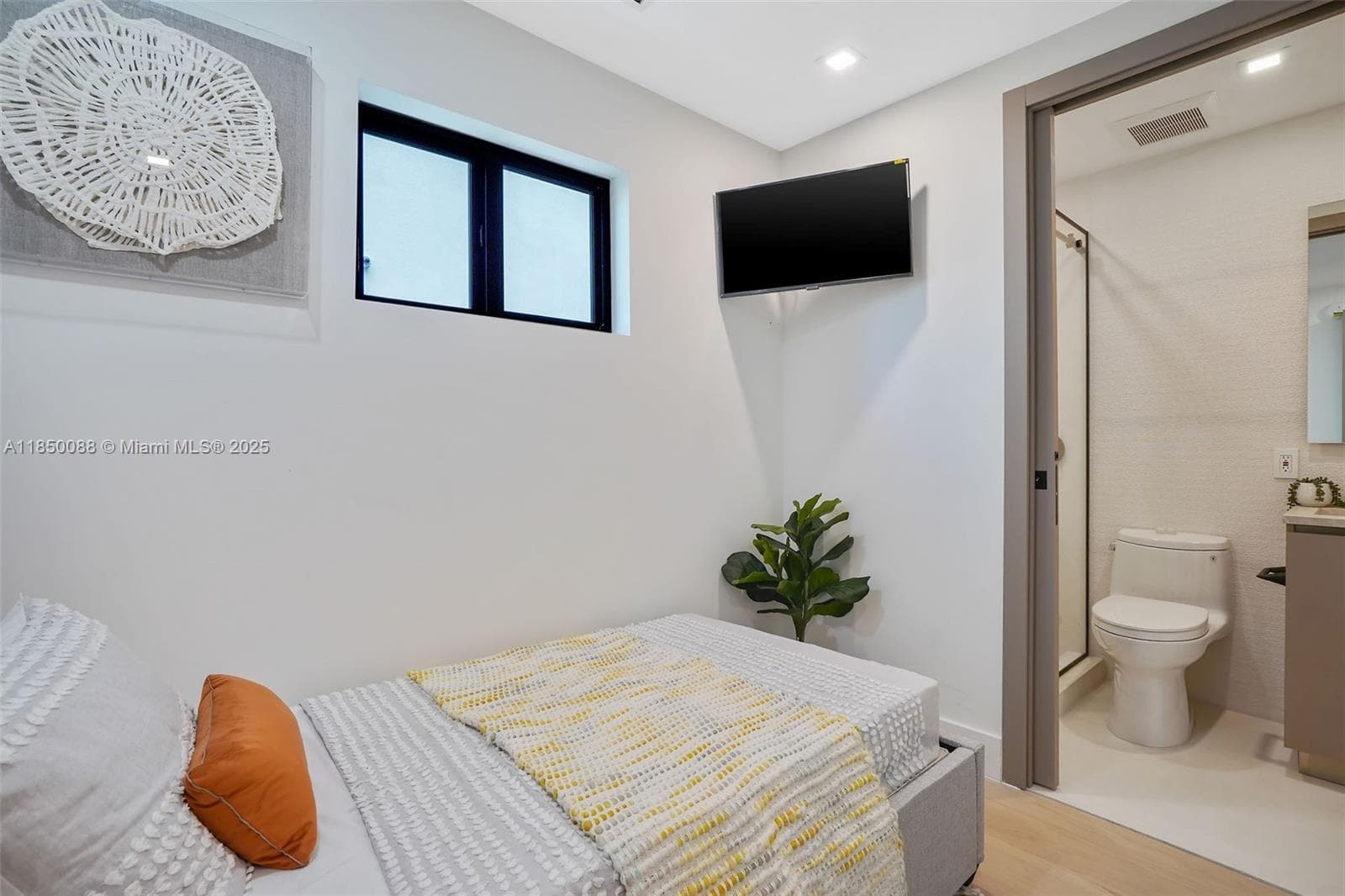 3343 NE 166th St, North Miami Beach FL 33160 — 36