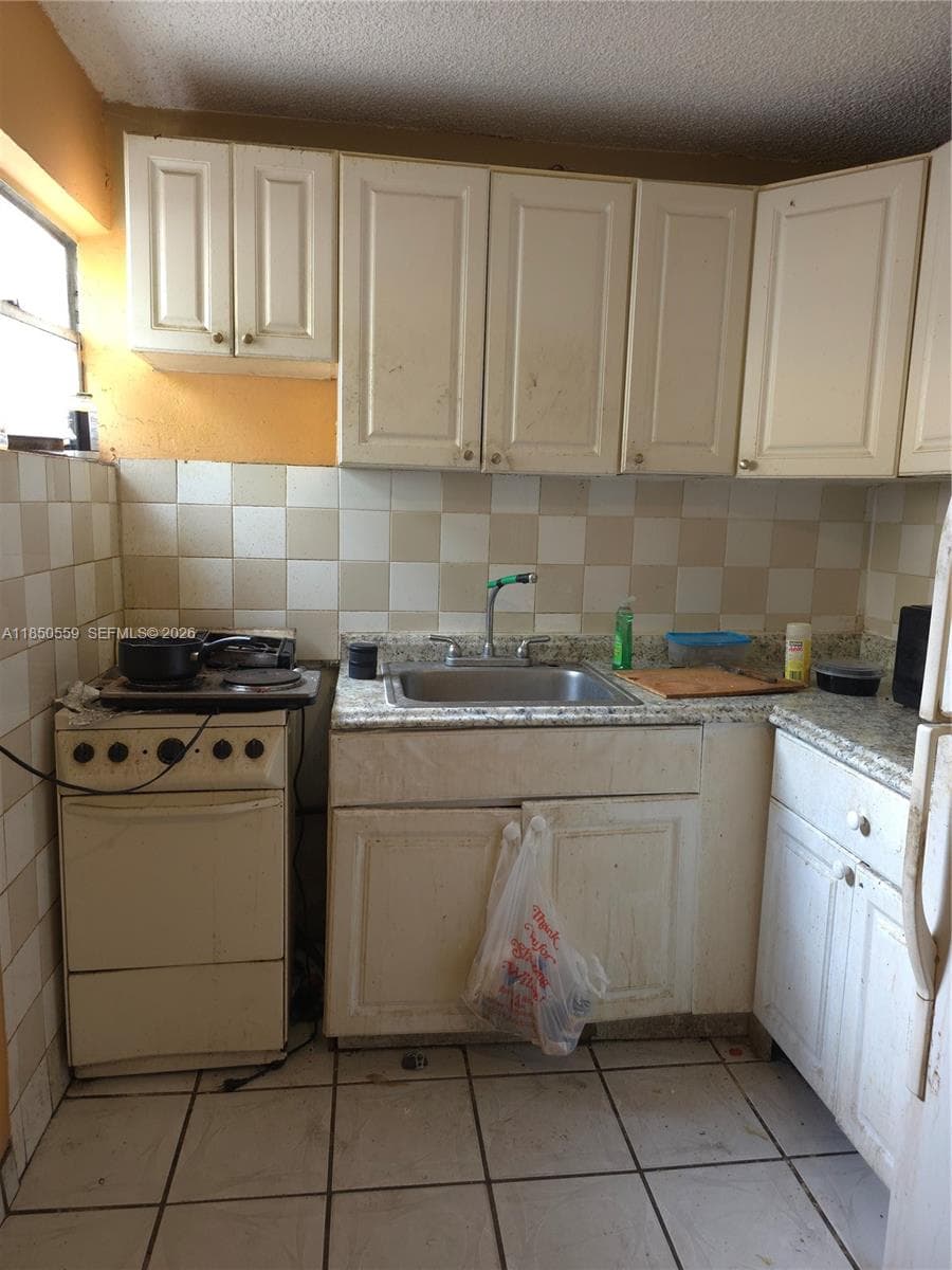 163 NW 18th Ct, Miami FL 33125 — 5