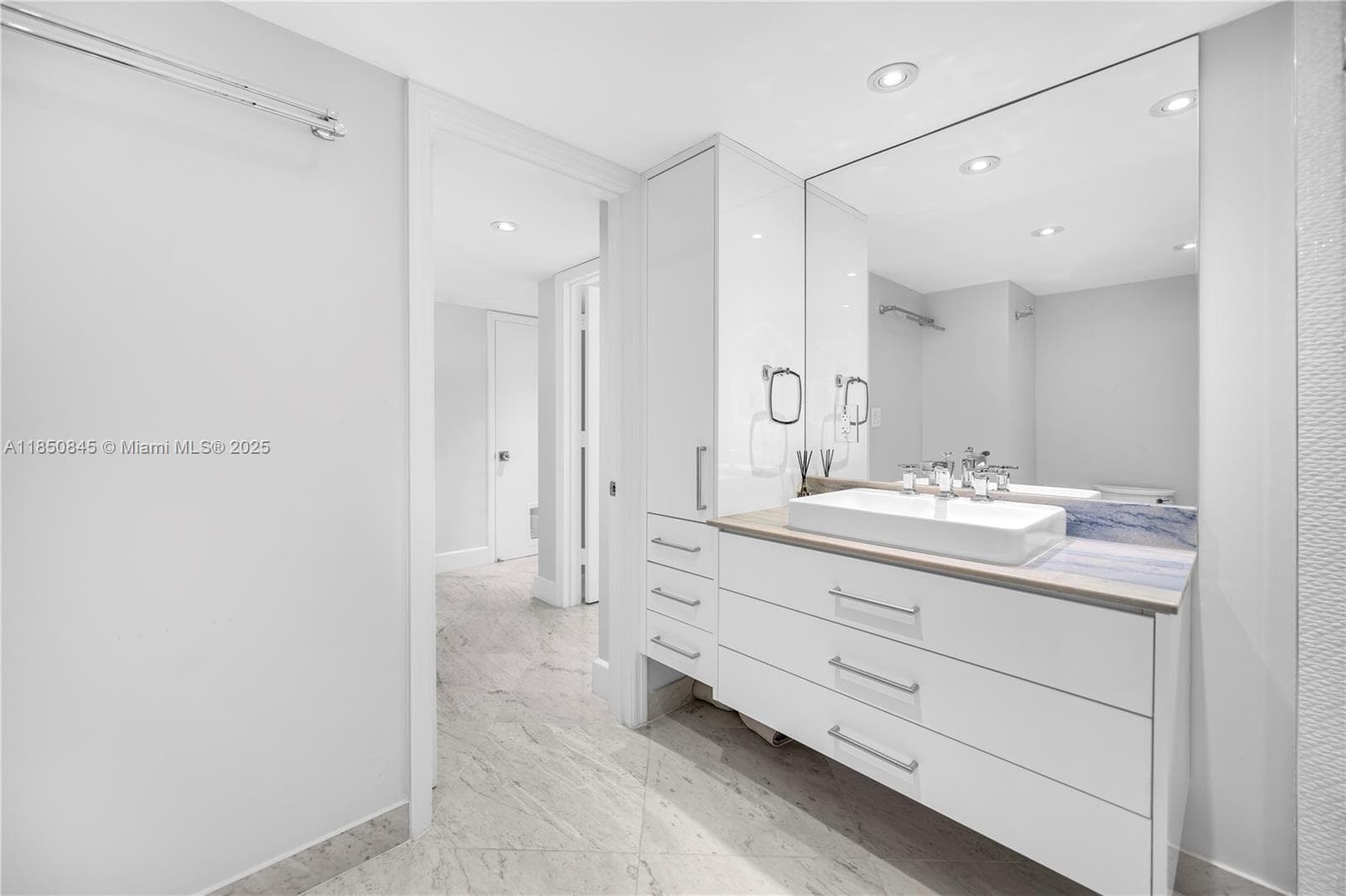 1558 NE Quayside Ter # D10, Miami FL 33138 — 23