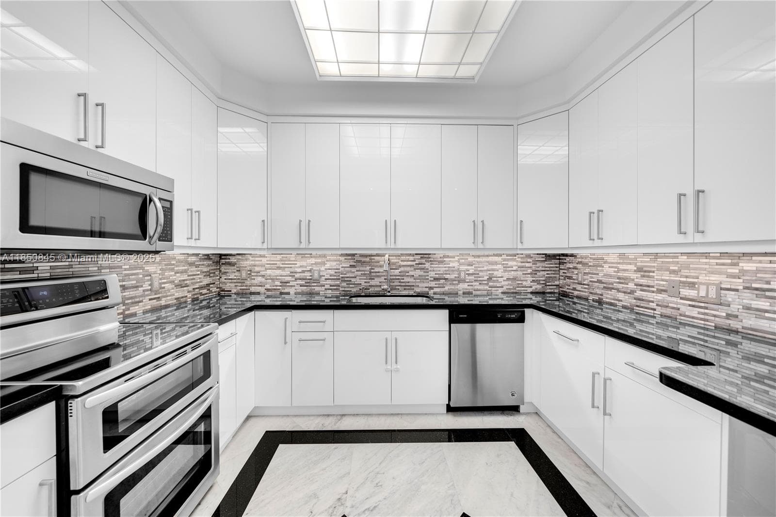 1558 NE Quayside Ter # D10, Miami FL 33138 — 10