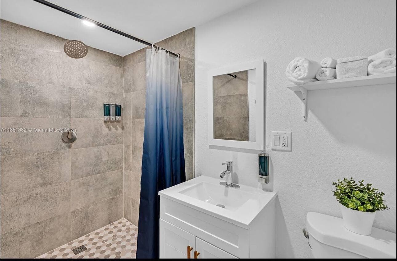 860 NW 17th Ct, Miami FL 33125 — 26