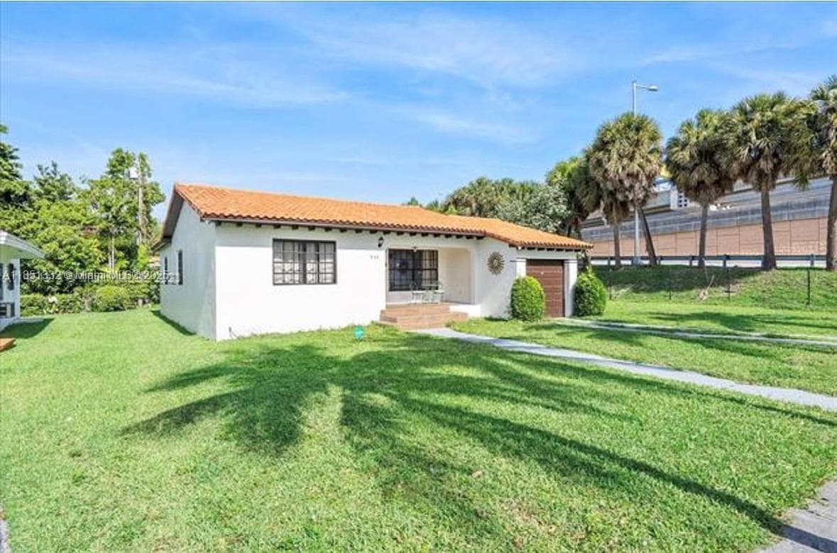 860 NW 17th Ct, Miami FL 33125 — 5