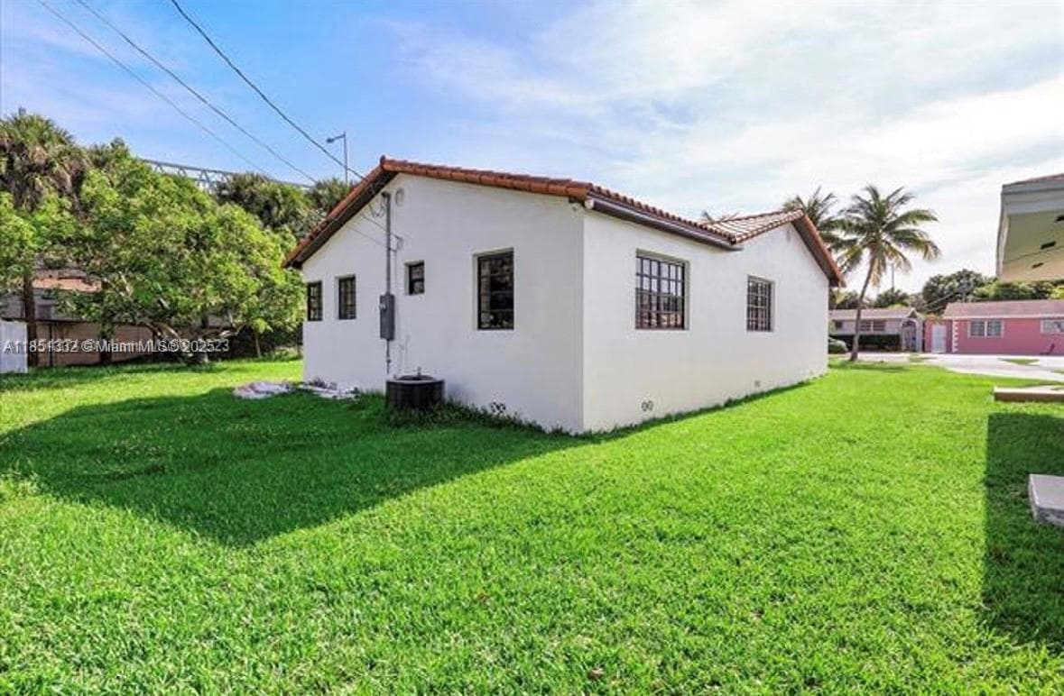 860 NW 17th Ct, Miami FL 33125 — 4