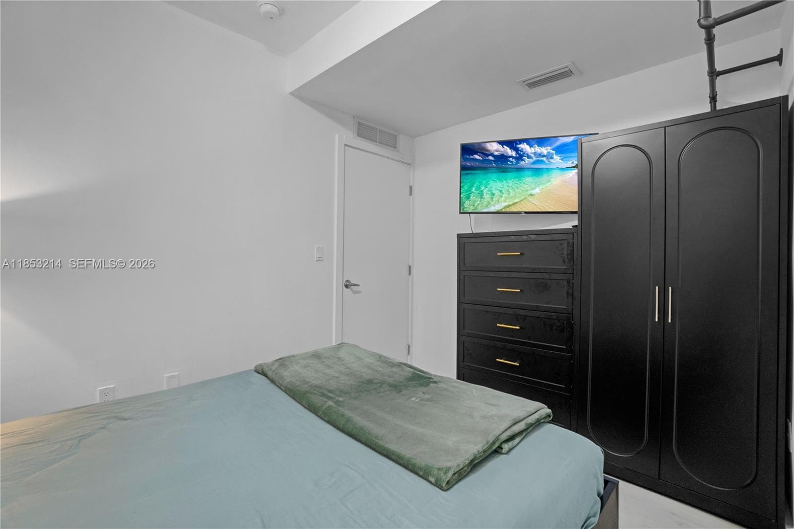 810 7th St # 107, Miami Beach FL 33139 — 17