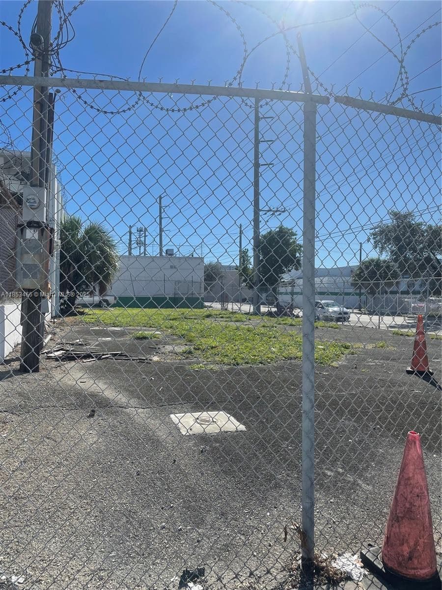 1395 NW 22nd St, Miami FL 33142 — 33