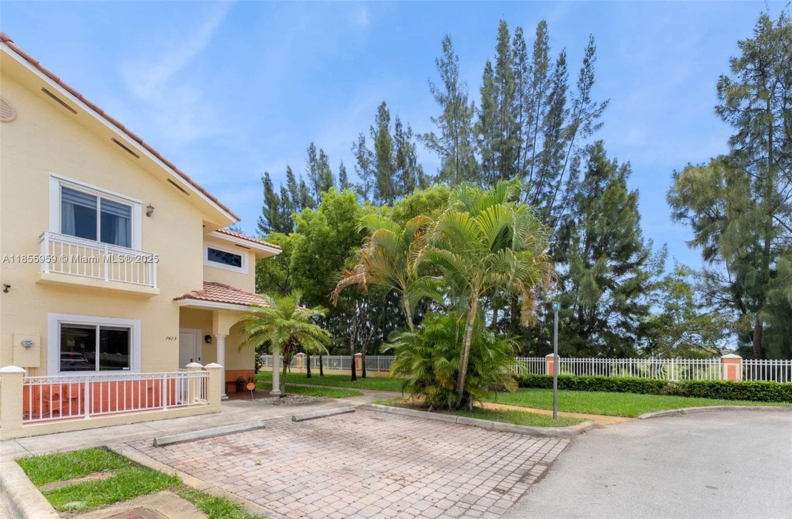 7423 NW 182nd St, Hialeah FL 33015 — 2