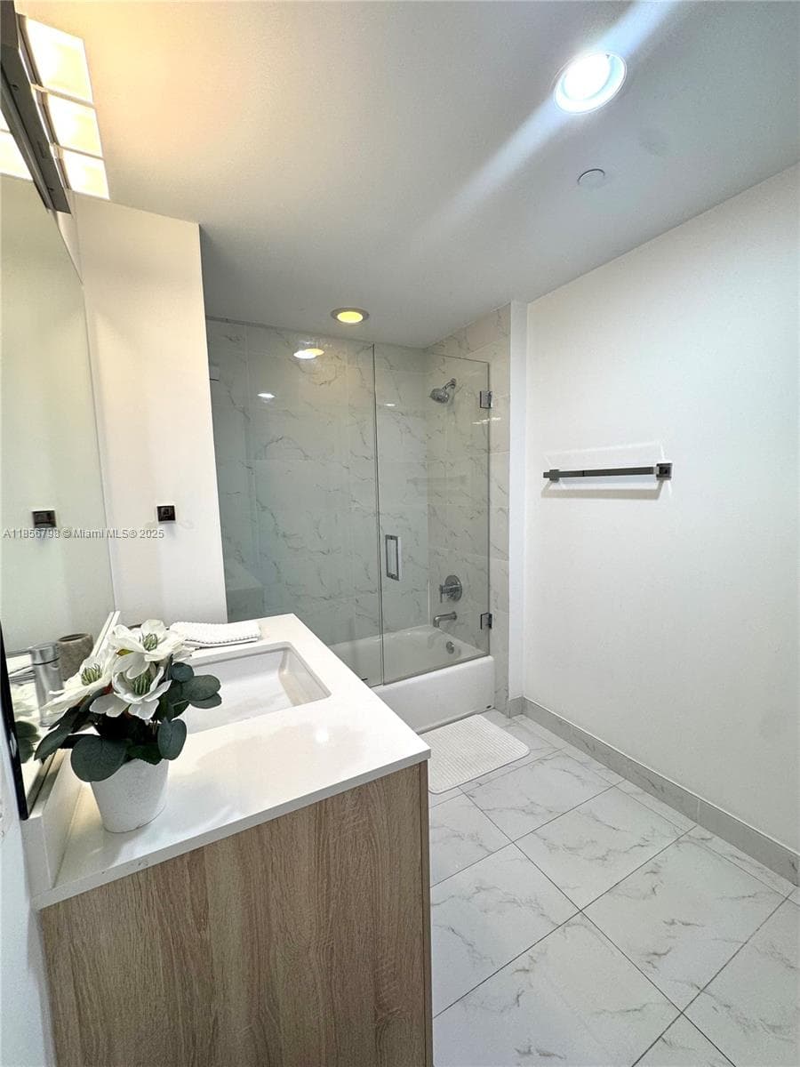 16385 Biscayne Blvd # 2720, North Miami Beach FL 33160 — 23