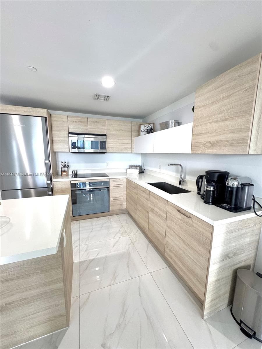 16385 Biscayne Blvd # 2720, North Miami Beach FL 33160 — 27