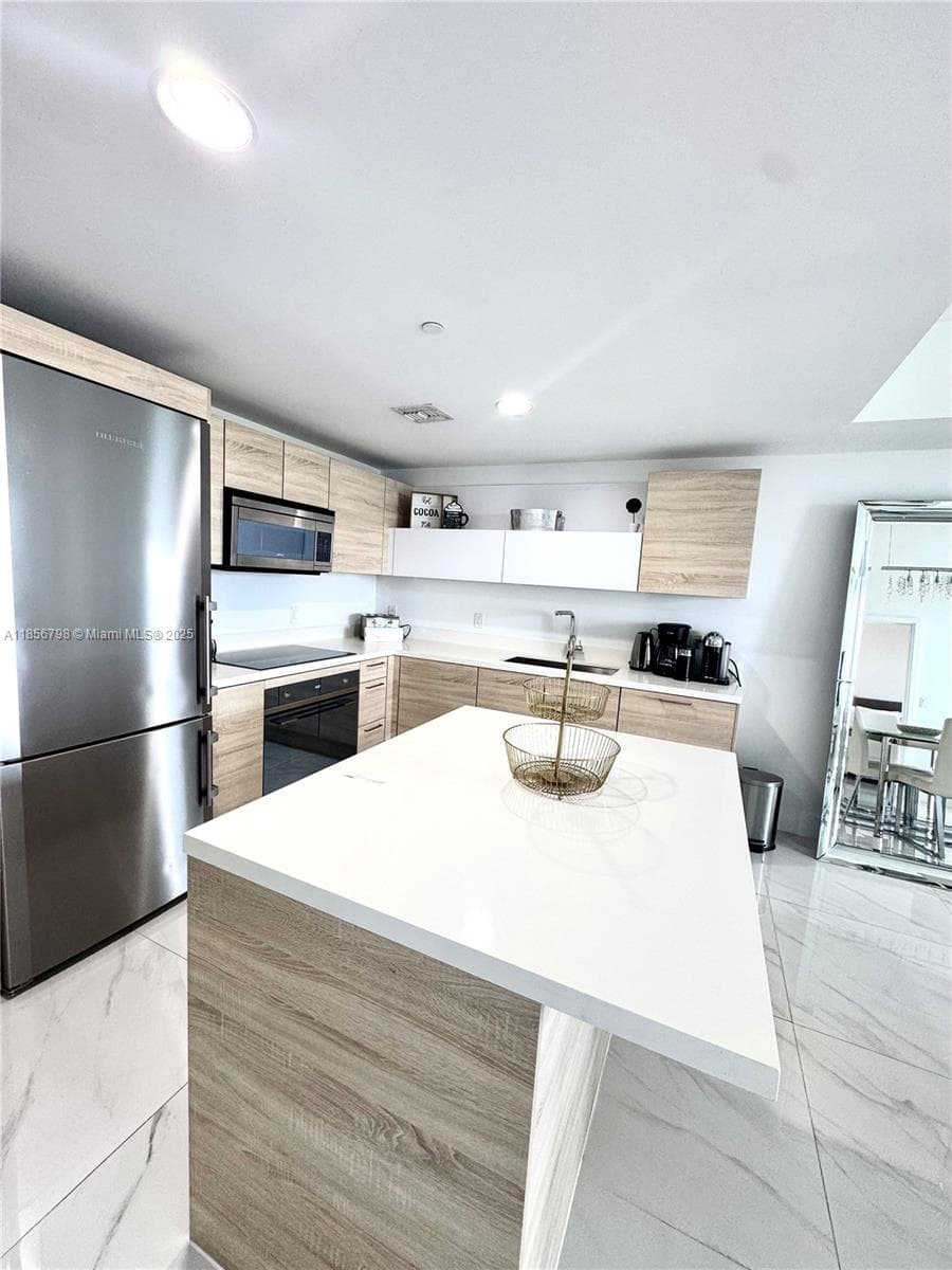 16385 Biscayne Blvd # 2720, North Miami Beach FL 33160 — 26