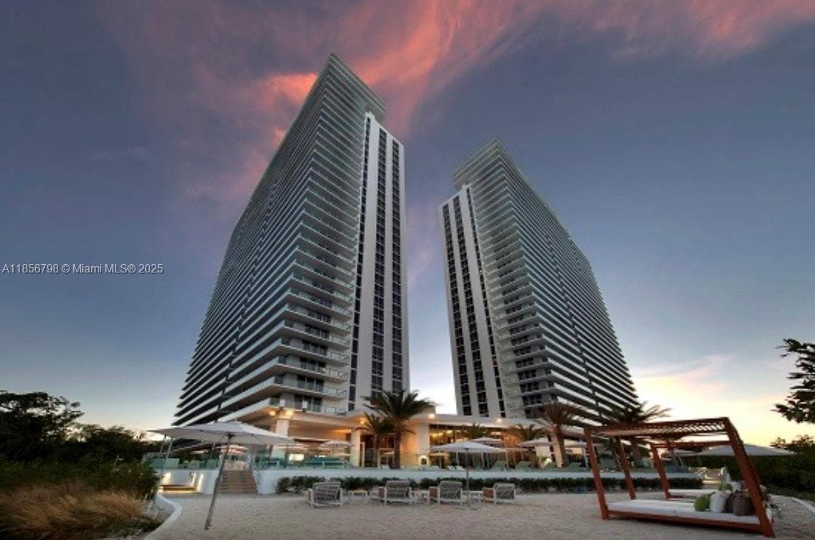 16385 Biscayne Blvd # 2720, North Miami Beach FL 33160 — 1