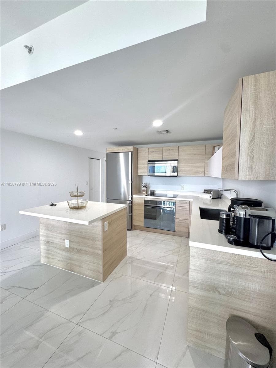 16385 Biscayne Blvd # 2720, North Miami Beach FL 33160 — 28