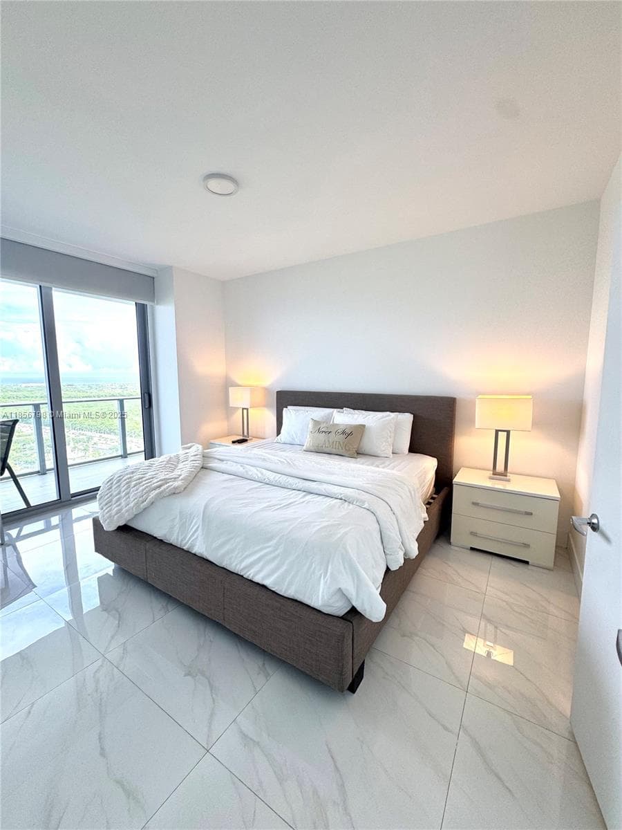 16385 Biscayne Blvd # 2720, North Miami Beach FL 33160 — 37