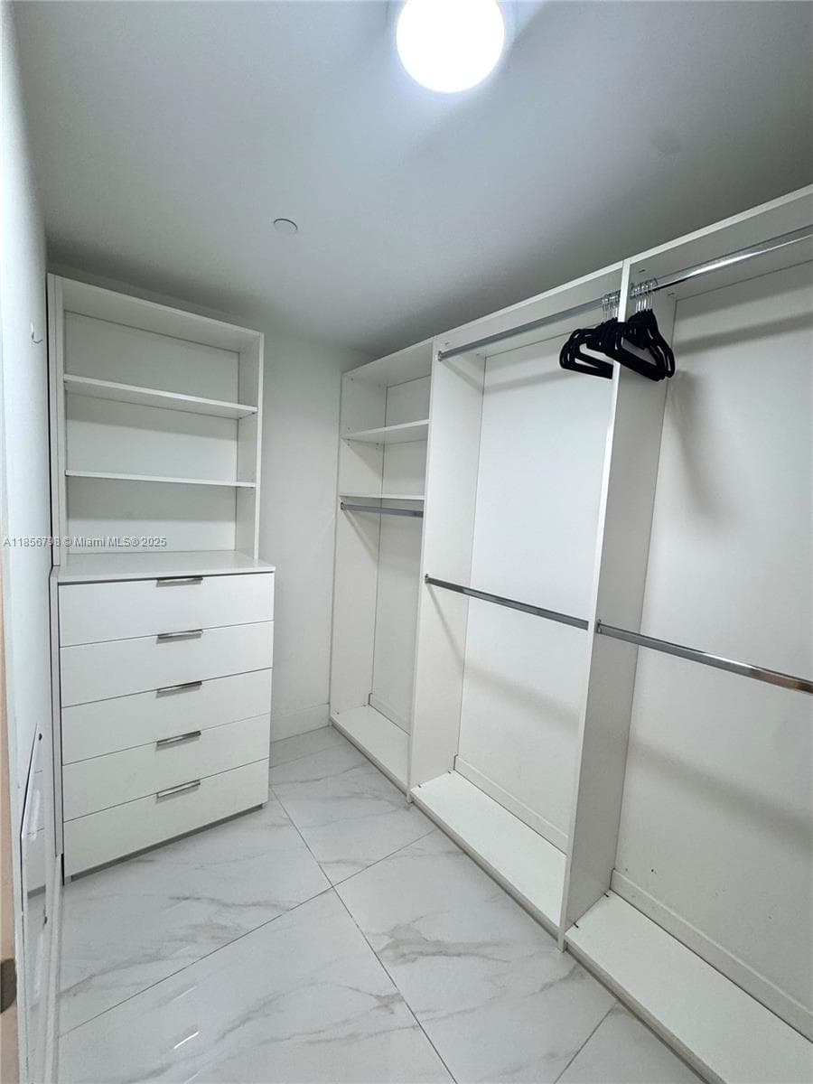 16385 Biscayne Blvd # 2720, North Miami Beach FL 33160 — 40