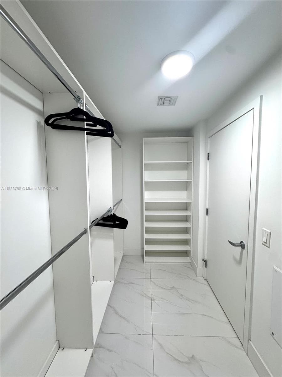 16385 Biscayne Blvd # 2720, North Miami Beach FL 33160 — 39