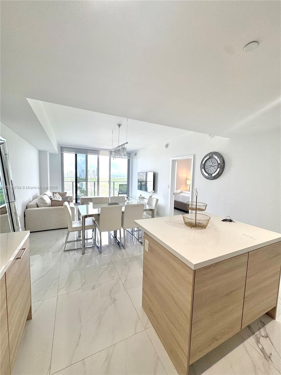 16385 Biscayne Blvd # 2720, North Miami Beach FL 33160 — 29