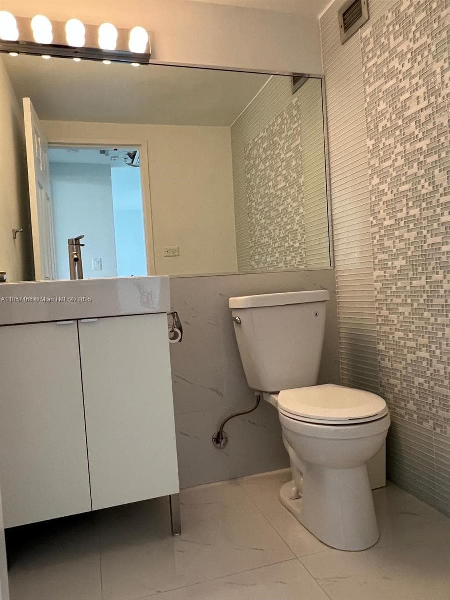 5601 Collins Ave # 1115, Miami Beach FL 33140 — 6