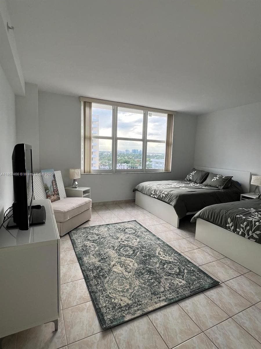 5601 Collins Ave # 1115, Miami Beach FL 33140 — 7