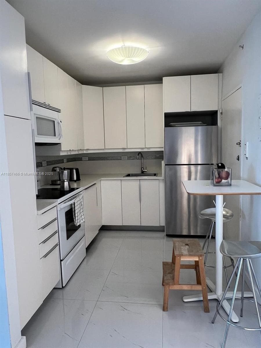 5601 Collins Ave # 1115, Miami Beach FL 33140 — 5