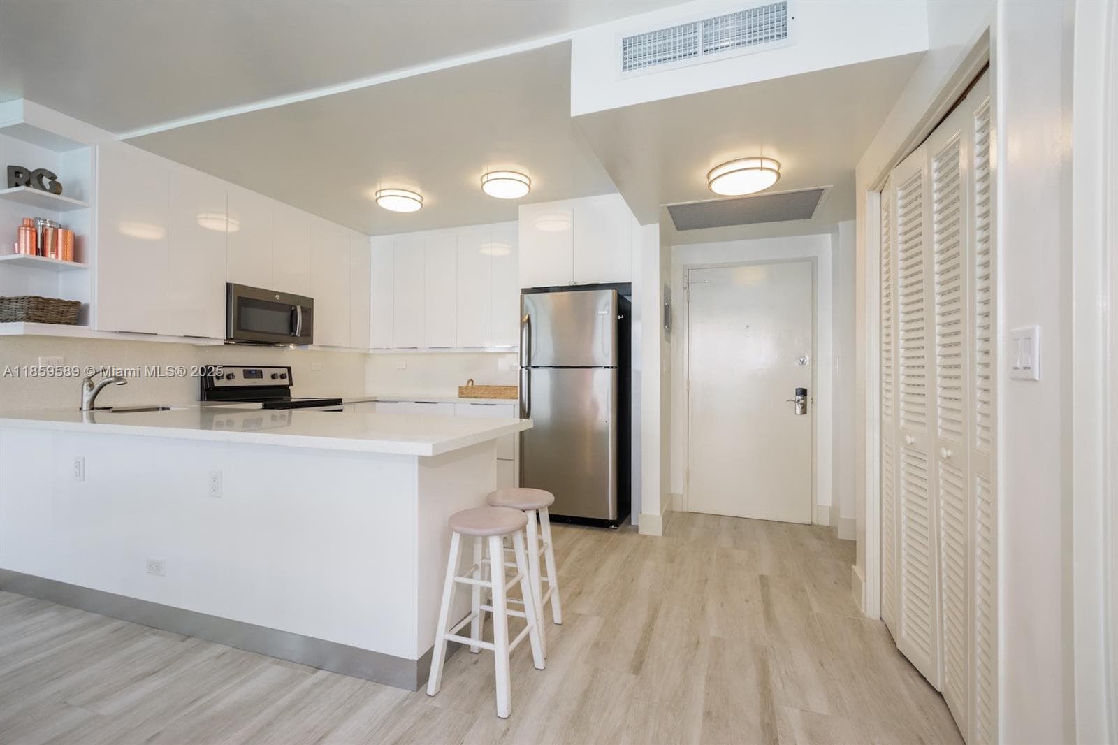 5601 Collins Ave # 1204, Miami Beach FL 33140 — 4