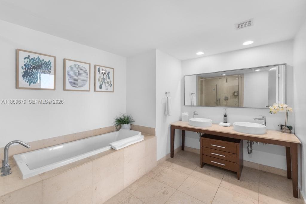 485 Brickell Ave # 2210, Miami FL 33131 — 25