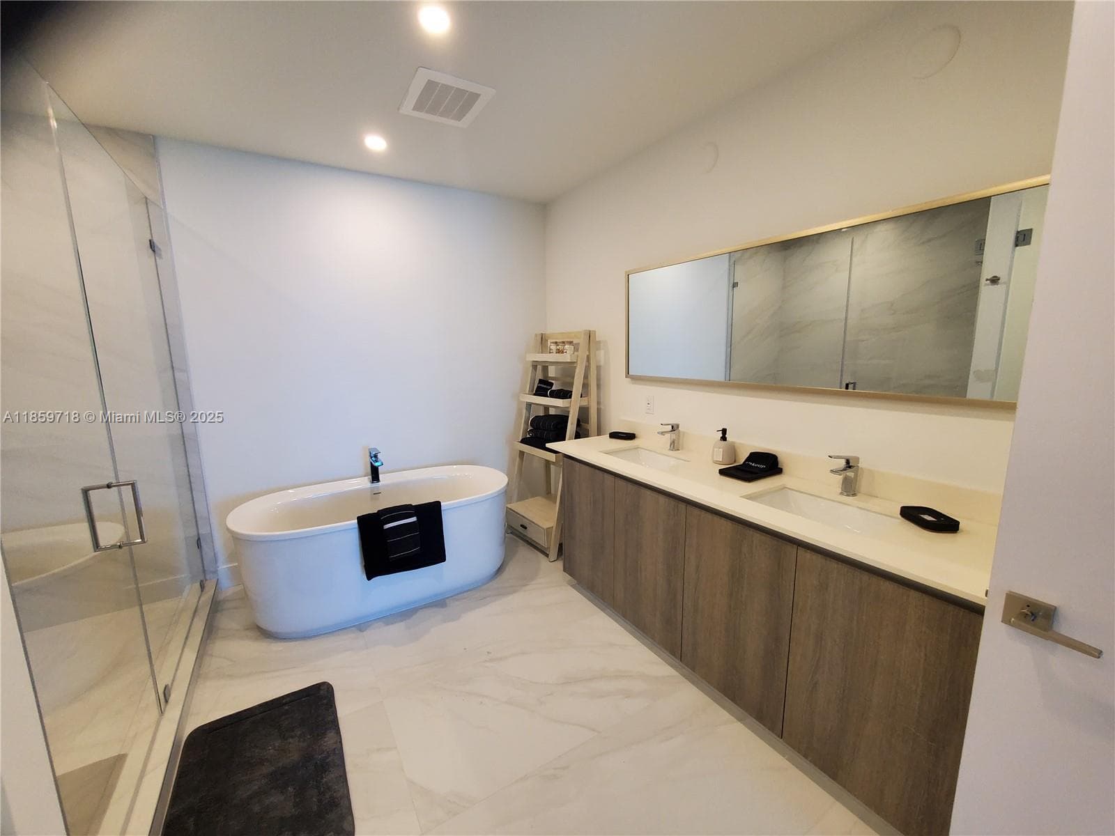 17550 Collins Ave # 1403, Sunny Isles Beach FL 33160 — 19