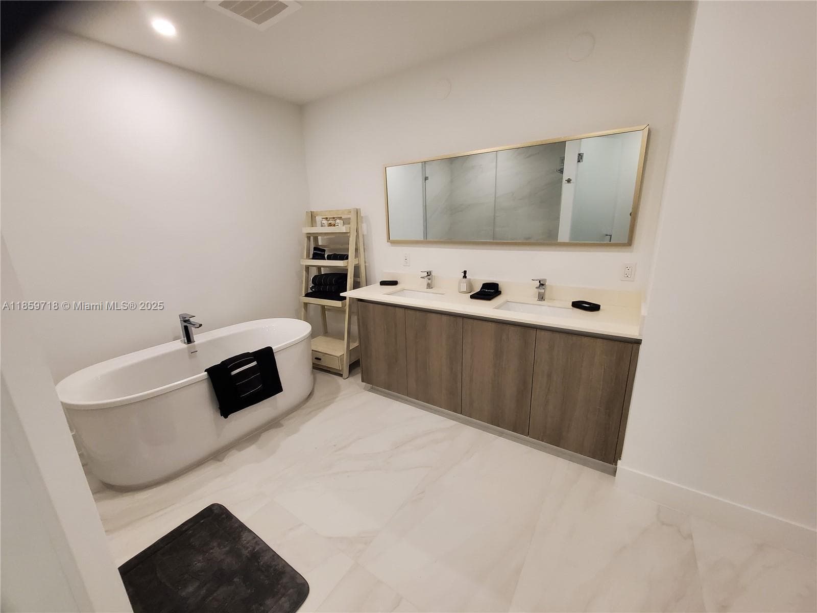 17550 Collins Ave # 1403, Sunny Isles Beach FL 33160 — 21