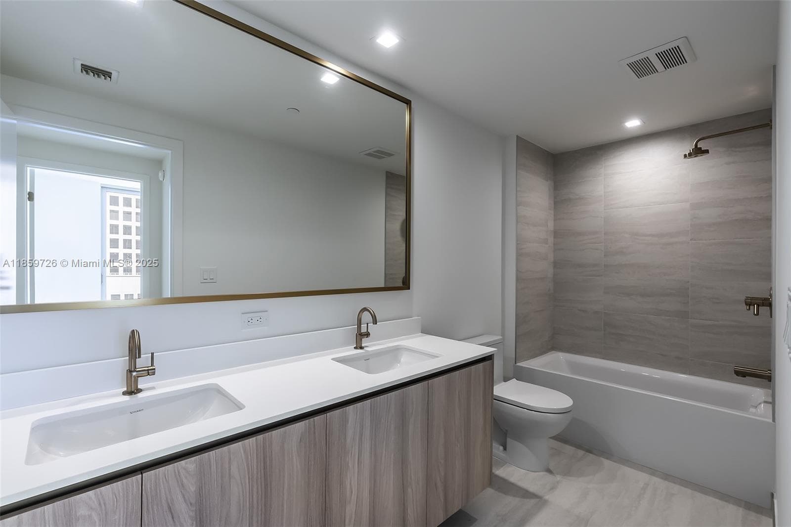 77 SE 5th St # 2410, Miami FL 33131 — 63