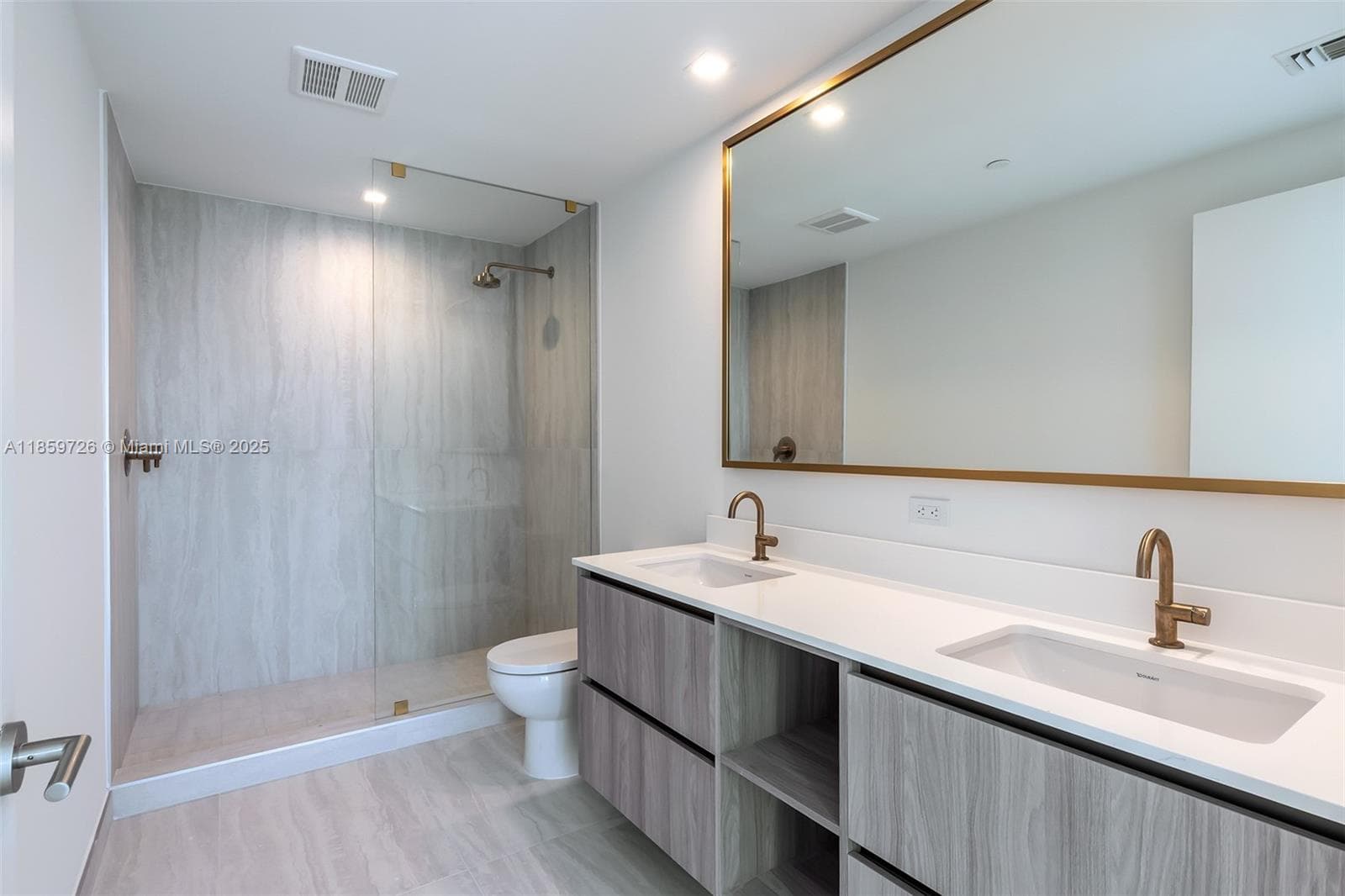 77 SE 5th St # 2410, Miami FL 33131 — 66