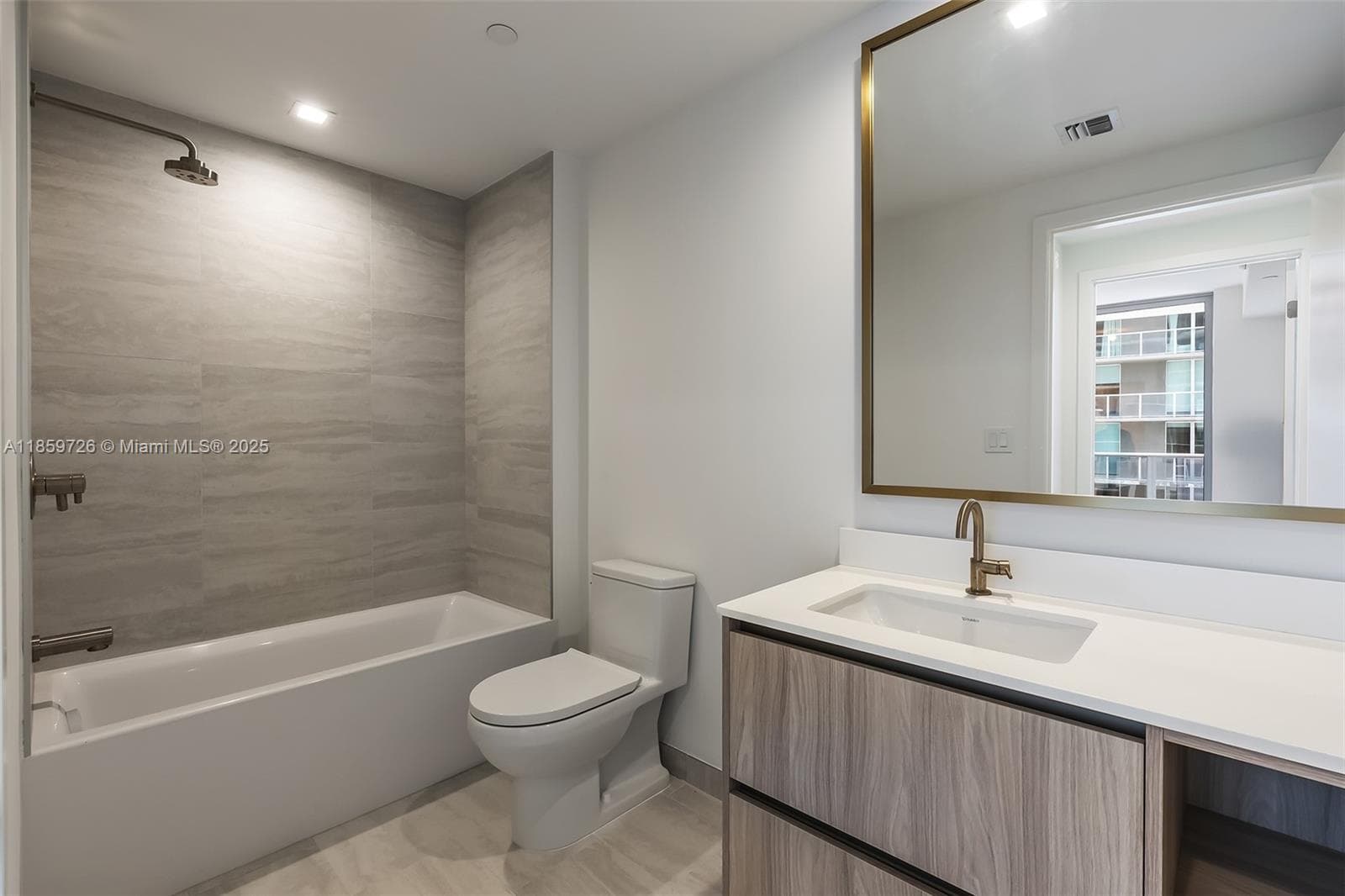 77 SE 5th St # 2410, Miami FL 33131 — 81