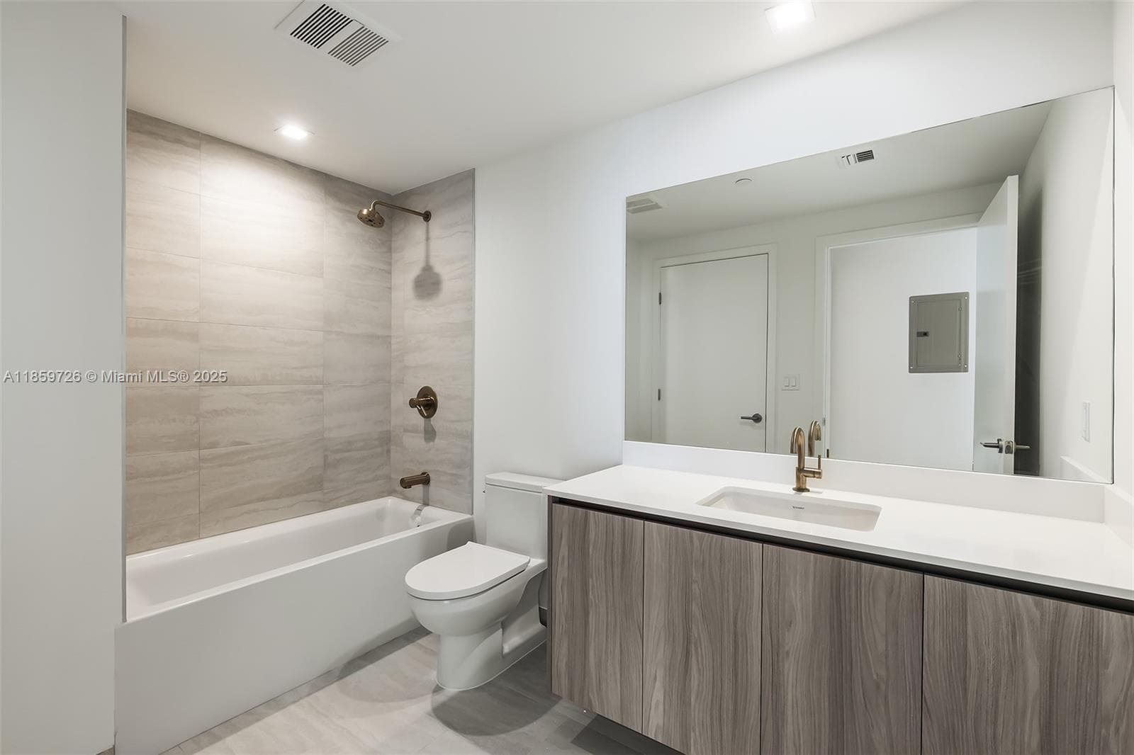77 SE 5th St # 2410, Miami FL 33131 — 89
