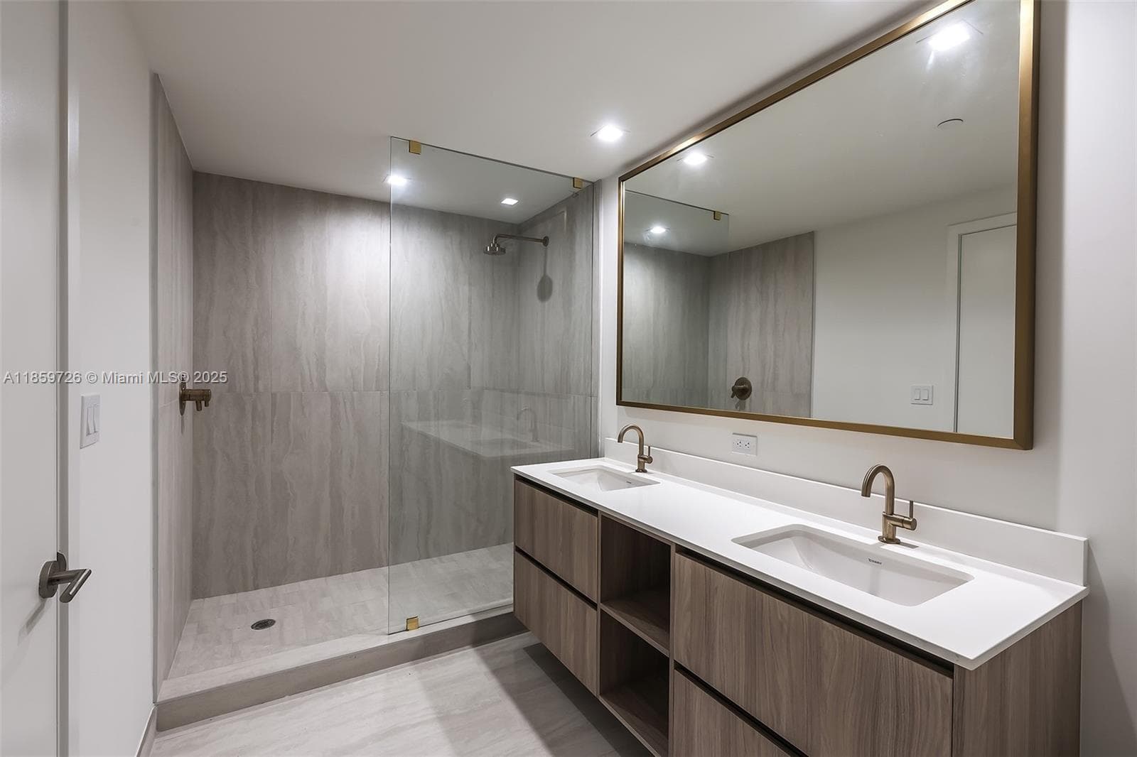 77 SE 5th St # 2410, Miami FL 33131 — 93