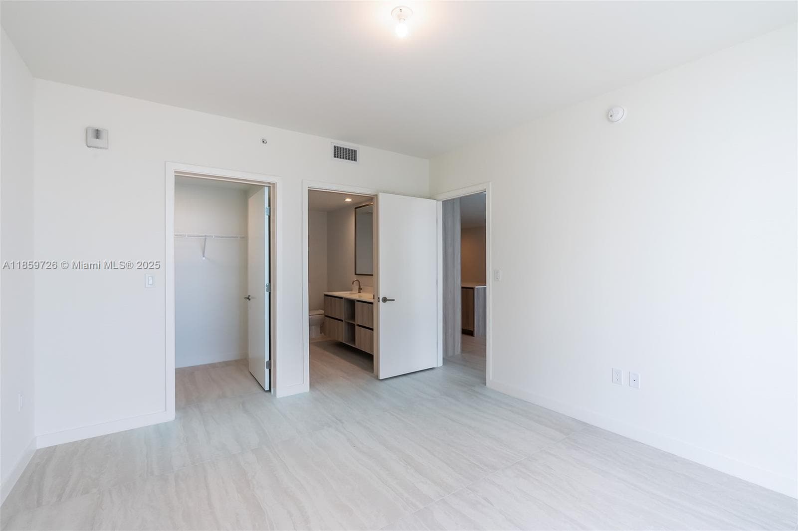 77 SE 5th St # 2410, Miami FL 33131 — 70